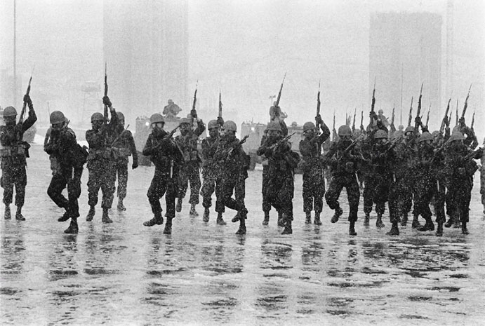 Iran, 1979. La garde impériale iranienne, corps d’élite de l’armée du shah d’Iran, lors d’une démonstration de force dans les rues de Téhéran © Patrick Chauvel